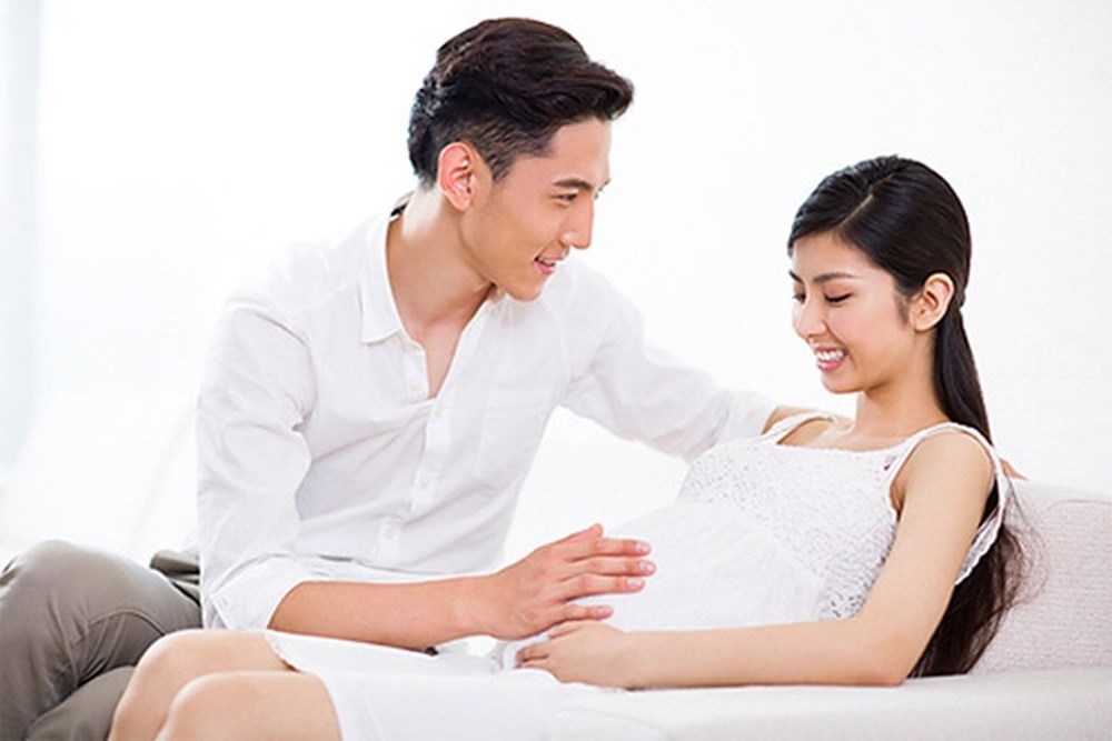 Thai giáo vận động bằng vuốt ve cho thai nhi.