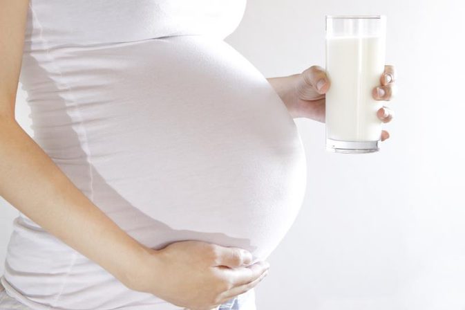 Mang thai ba tháng giữa nên uống sữa gì để cùng tốt cho mẹ và bé?