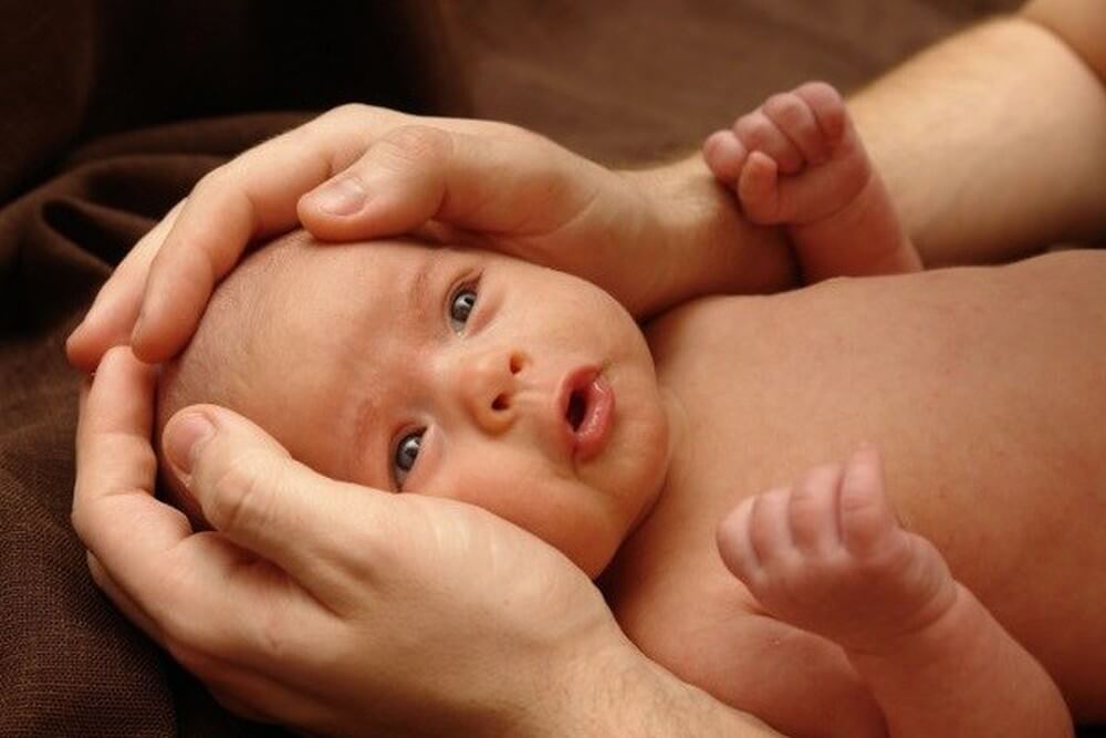 Các vấn đề về bụng và khóc dạ đề ở trẻ sơ sinh