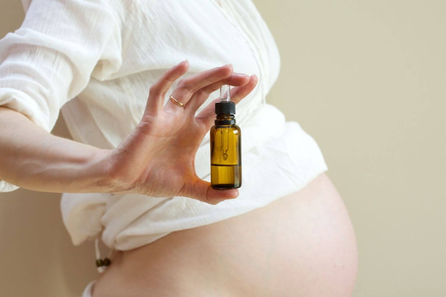 Bà bầu cần hết sức lưu ý khi sử dụng tinh dầu trong thai kỳ