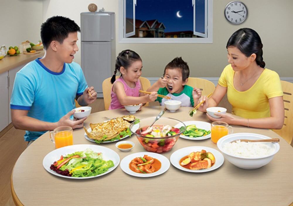 Bữa ăn là dịp ba mẹ dạy con quy tắc ứng xử