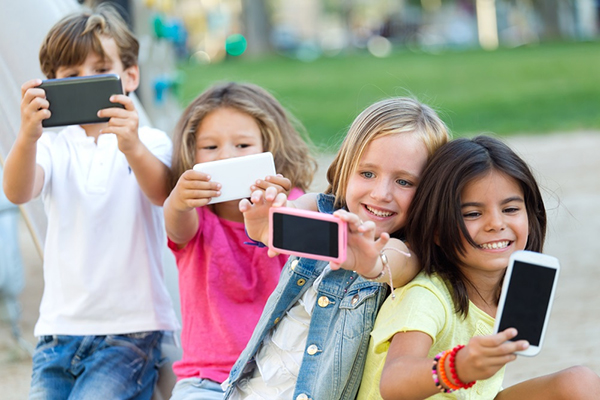 Trẻ dán mắt vào các điện thoại ba mẹ phải làm sao?