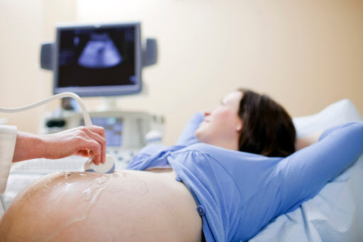Mẹ bầu mang song thai cần làm xét nghiệm để đánh giá biến chứng thai kỳ