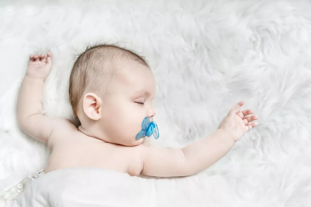 Sử dụng ti giả hỗ trợ giúp bé tự ngủ