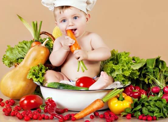 Trẻ 6 tháng tuổi cần được cung cấp đầy đủ chất dinh dưỡng 