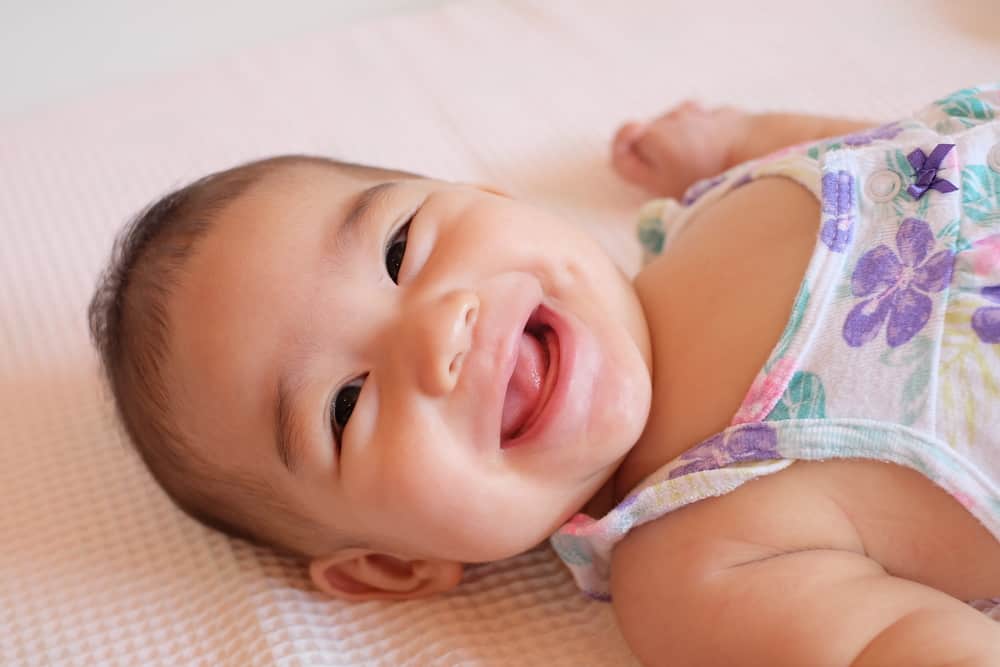  Trẻ sơ sinh 0-3 tháng tuổi thích hợp với những trò chơi phát triển giác quan