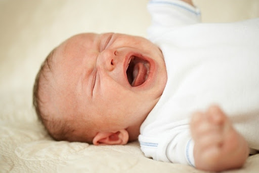 Trẻ sơ sinh khóc không phải là hư mà con đang truyền đạt nhu cầu của mình
