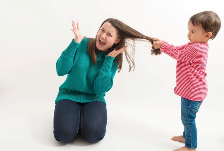 10 cách giúp mẹ đối phó khi trẻ đánh, cắn bạn