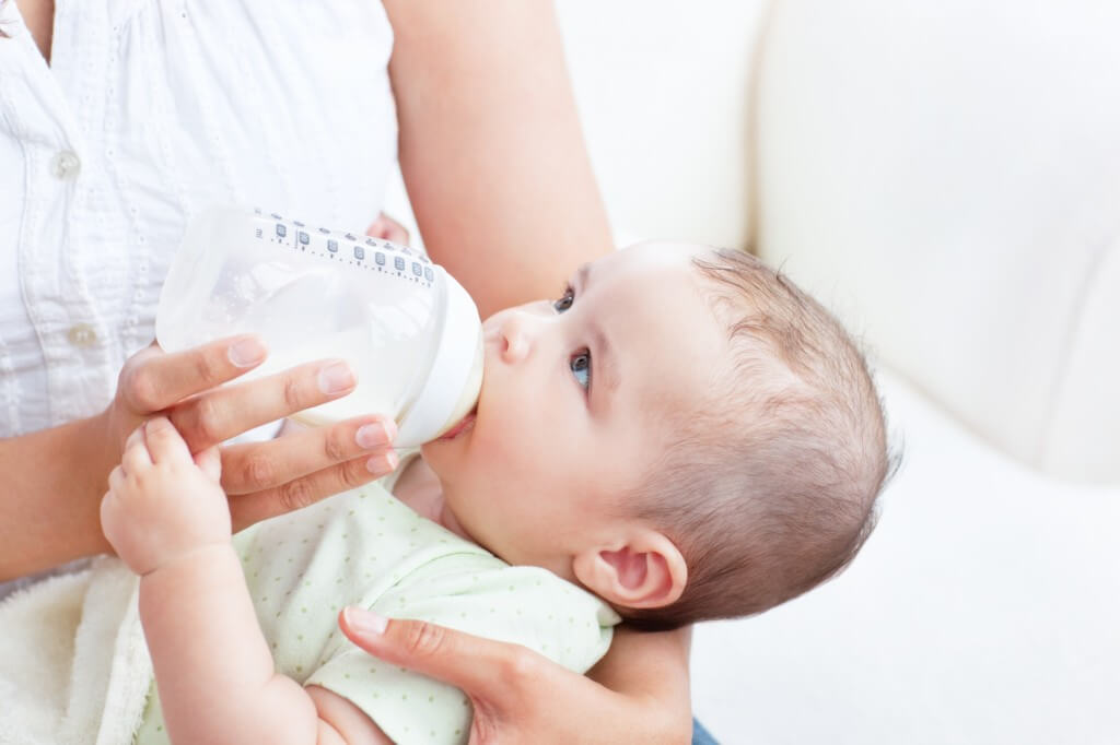 Sữa công thức cho trẻ sơ sinh - Bỏ túi một vài kiến thức căn bản cho mẹ và  bé