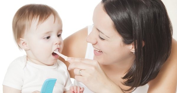 mẹ nên chú ý chọn bàn chải đánh răng phù hợp với bé