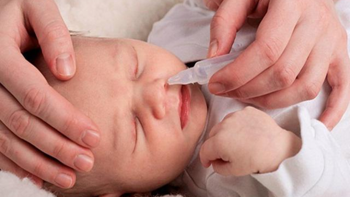 Trẻ sơ sinh nghẹt mũi do viêm nhiễm phế quản