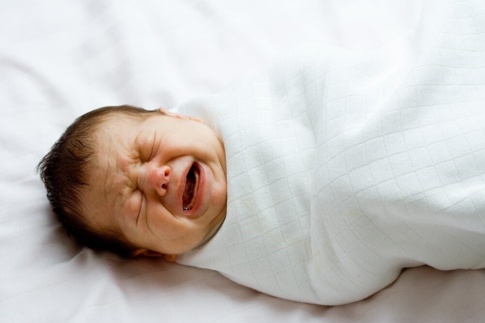Trẻ sơ sinh không chịu ngủ, quấy khóc