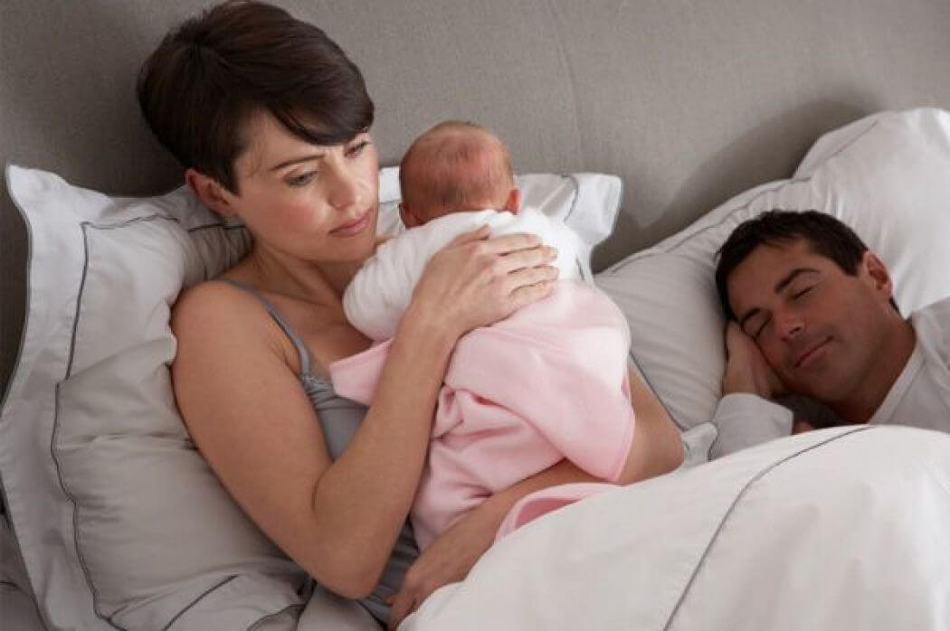 Trẻ ngủ ngày cày đêm khiến cha mẹ vô cùng mệt mỏi