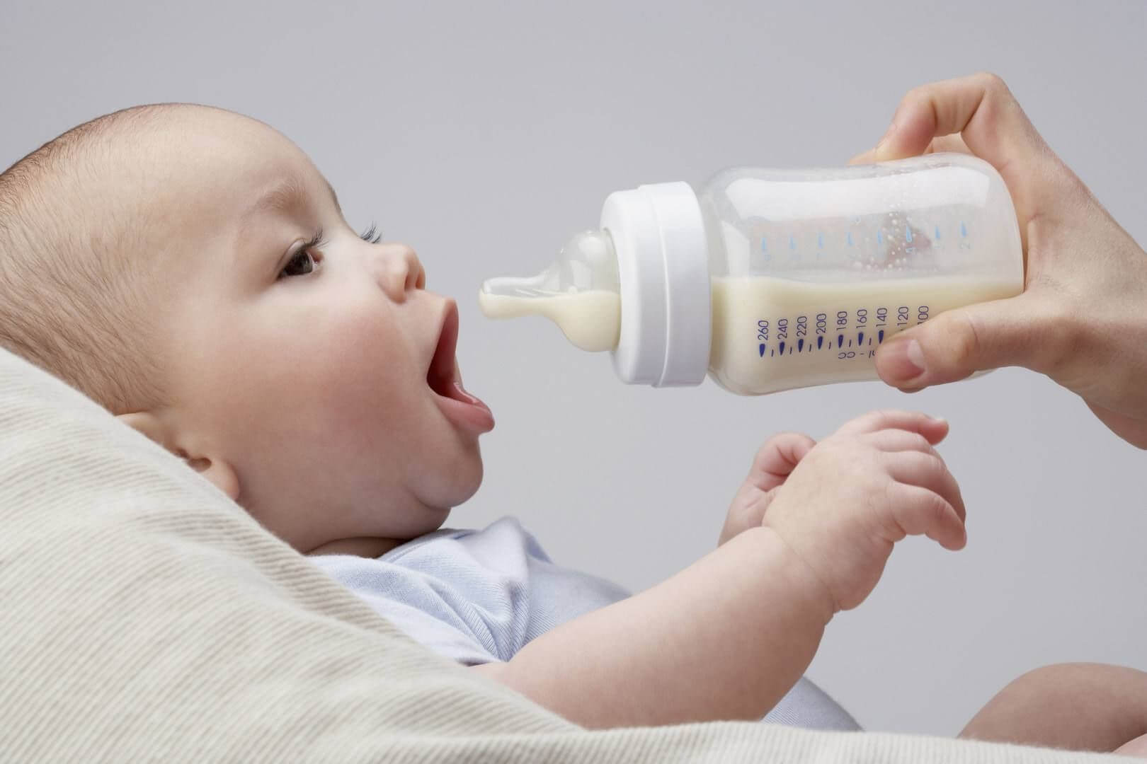     Có thể cho trẻ bú sữa mẹ và sữa công thức cùng một lúc