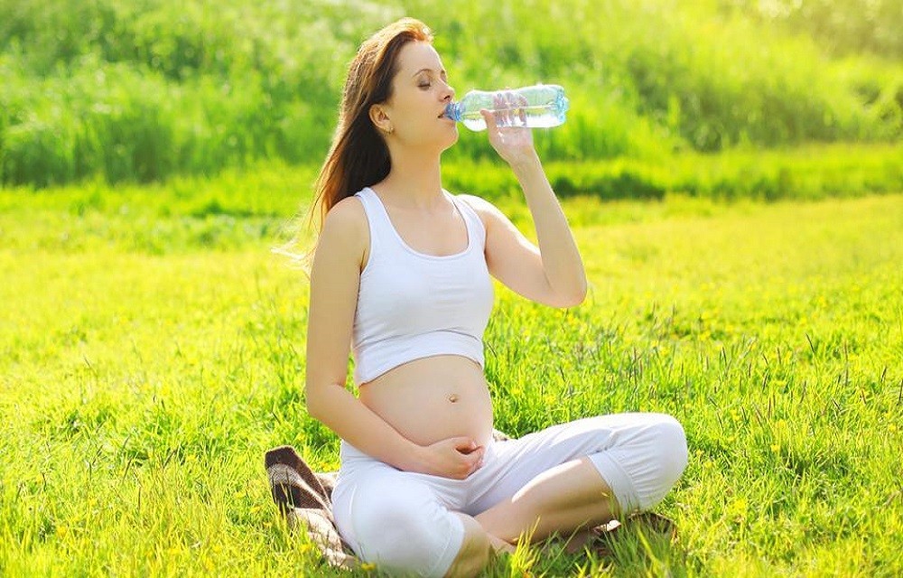 Mẹ bầu uống đủ nước giúp tăng ối và lượng máu cho cơ thể