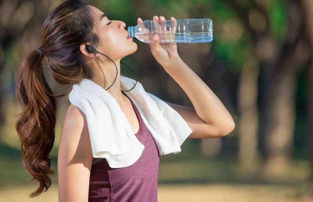 Hãy bổ sung nước khi tập luyện để tránh mất nước