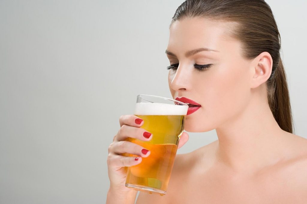 Không biết mang thai vẫn uống bia gây ảnh hưởng đến thai nhi