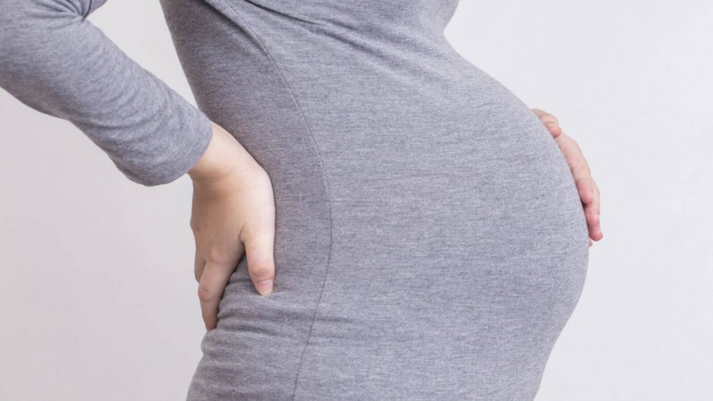 Mẹ bầu bị đau lưng khi mang thai tháng cuối
