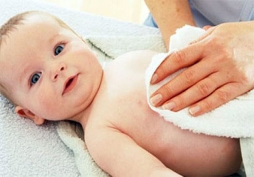 Ngực trẻ em có cục to và tiết sữa