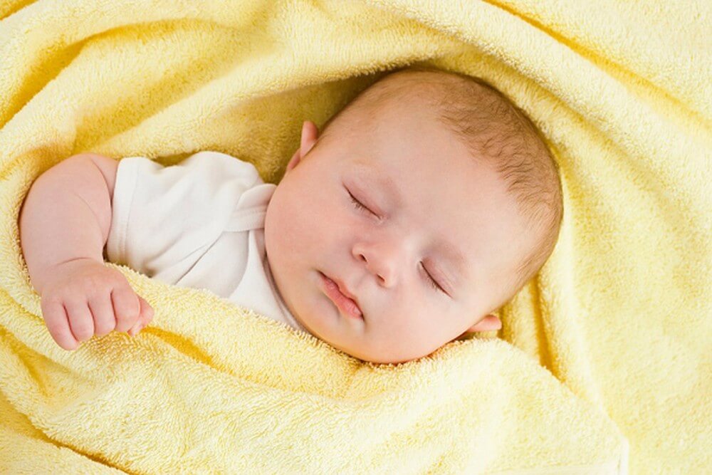 Trẻ sơ sinh ra mồ hôi đầu khi ngủ