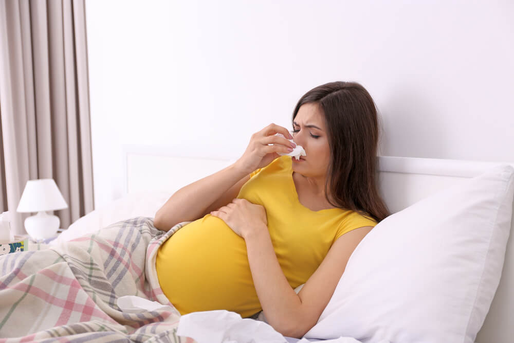 Cảm cúm, đau bụng là dấu hiệu sinh non dễ nhận biết ở các mẹ