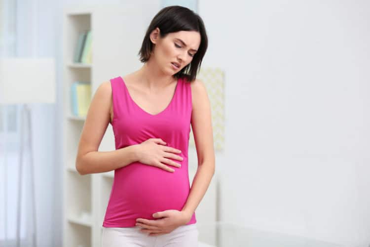 đau bụng có thể báo hiệu sảy thai sớm ở mẹ bầu