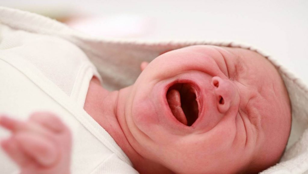 24h đầu tiên – trẻ sơ sinh khóc