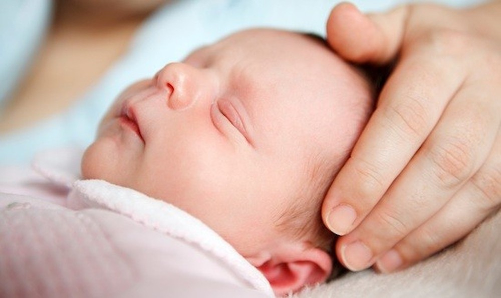 Trẻ sơ sinh đầu bị lõm phía sau có ảnh hưởng gì đến sức khỏe em bé sơ sinh không