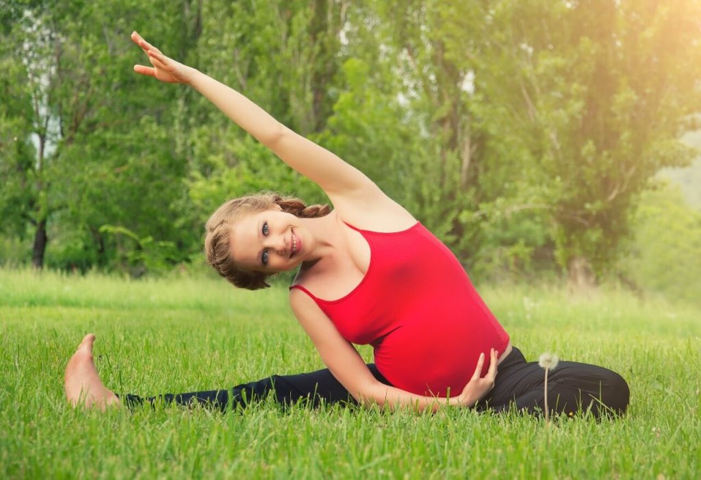 Tập yoga giúp mẹ bầu giảm các cơn đau