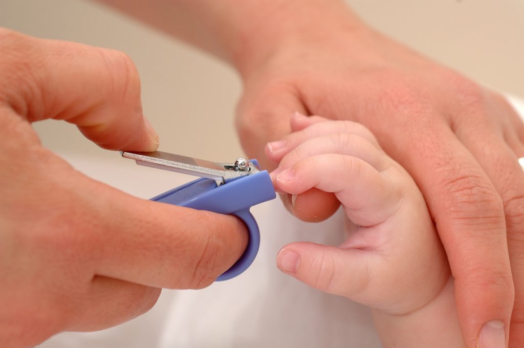 Ba mẹ nên cắt móng tay thường xuyên cho con yêu