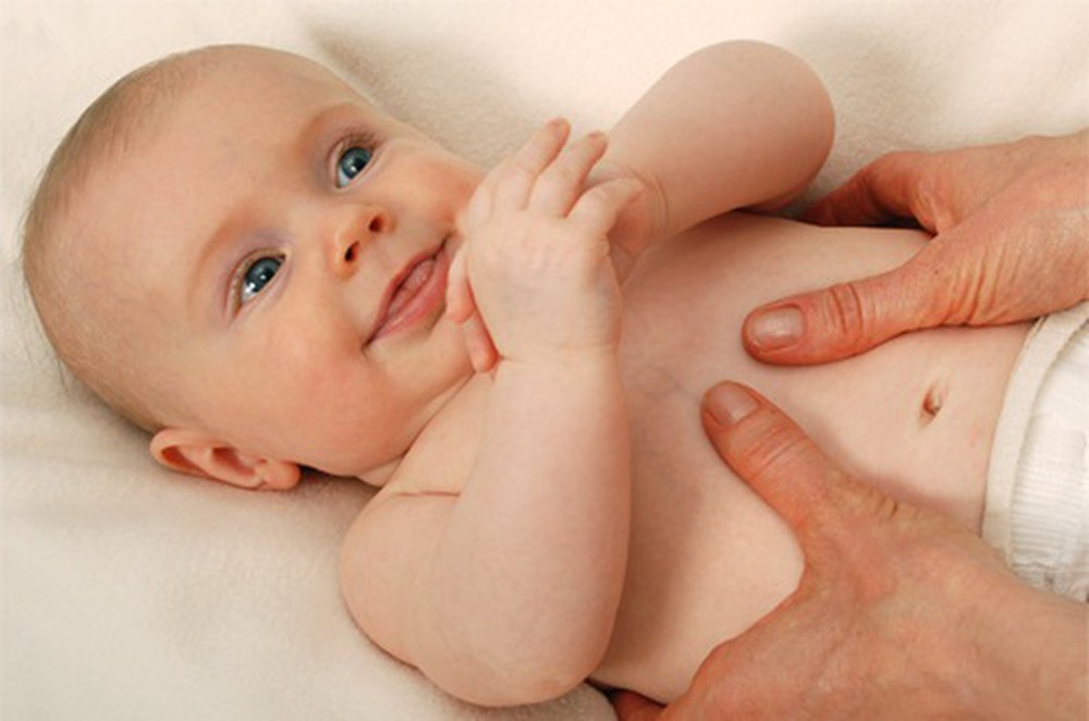 Bé sơ sinh 3 tháng tuổi có thể nắm tay dễ dàng