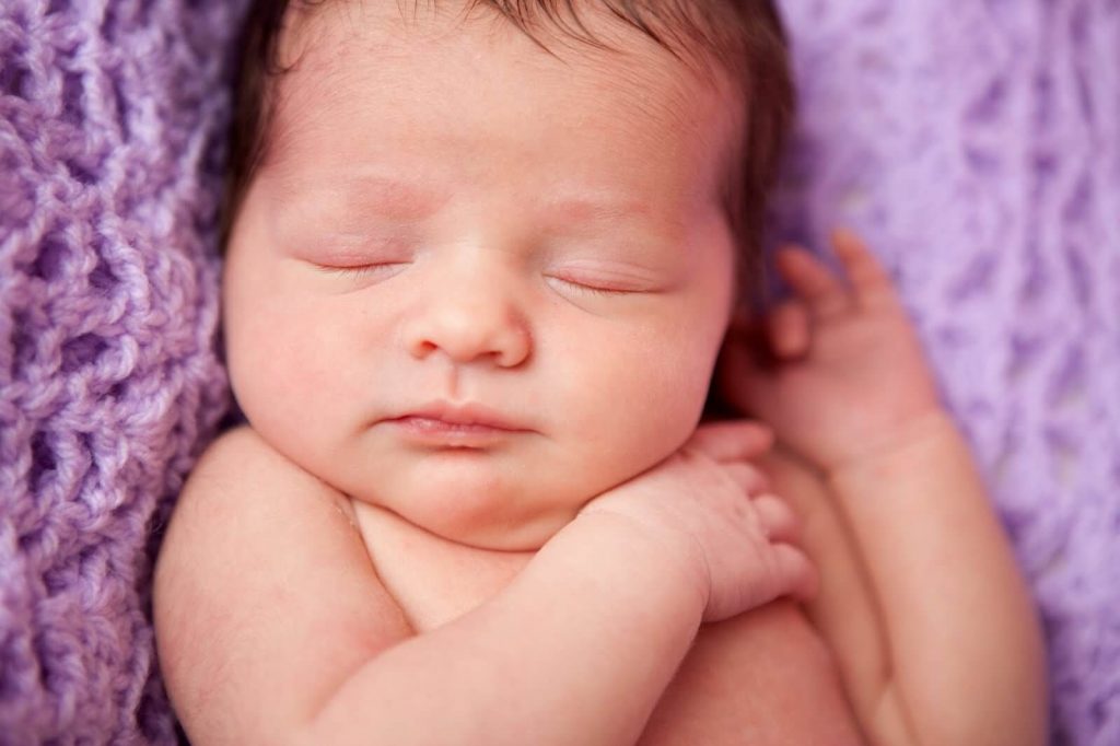Các mẹ nên theo dõi tình trạng trẻ thiếu ngủ kèm theo các biểu hiện khó thở, suy dinh dưỡng hoặc ăn quá no để hỏi ý kiến ​​bác sĩ.  Giấc ngủ của trẻ sơ sinh từ 5 tuần tuổi còn tương đối nhiều, bé có thể ngủ khoảng 16 - 17 tiếng / ngày.