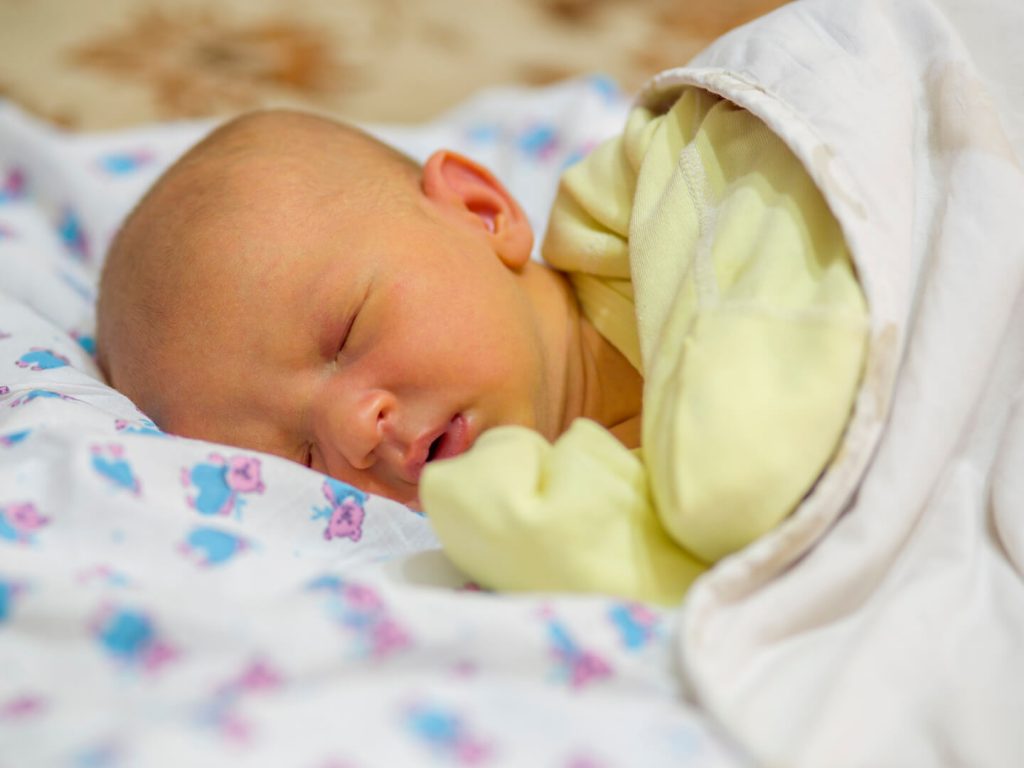 Trẻ sơ sinh bị vàng da thường có phân màu nhạt