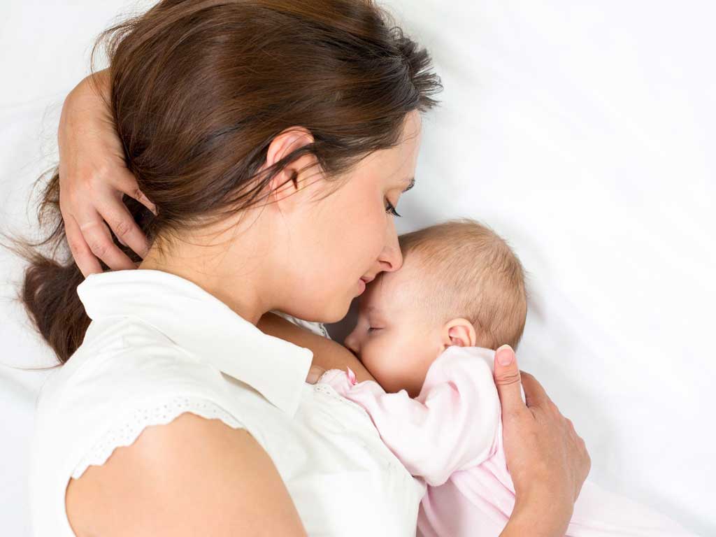 24h đầu tiên – Cho trẻ sơ sinh mới chào đời bú thế nào là đúng?
