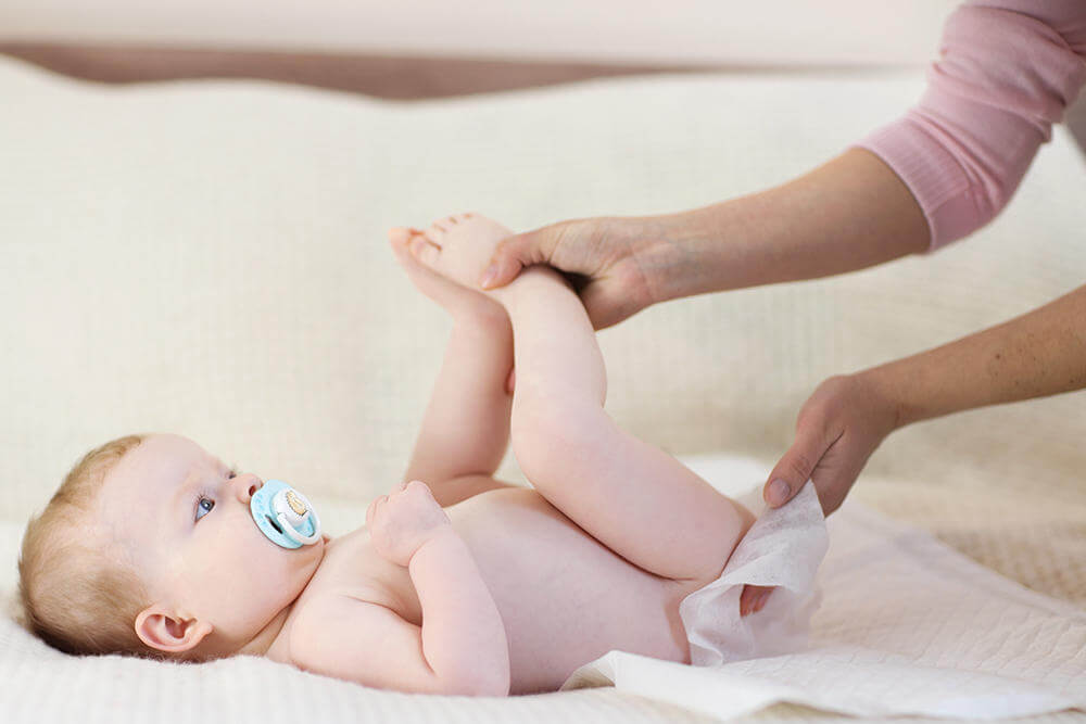 Máu trong tã bé có thể là một trong những dấu hiệu bất thường ở trẻ sơ sinh như táo bón, tiêu chảy,...
