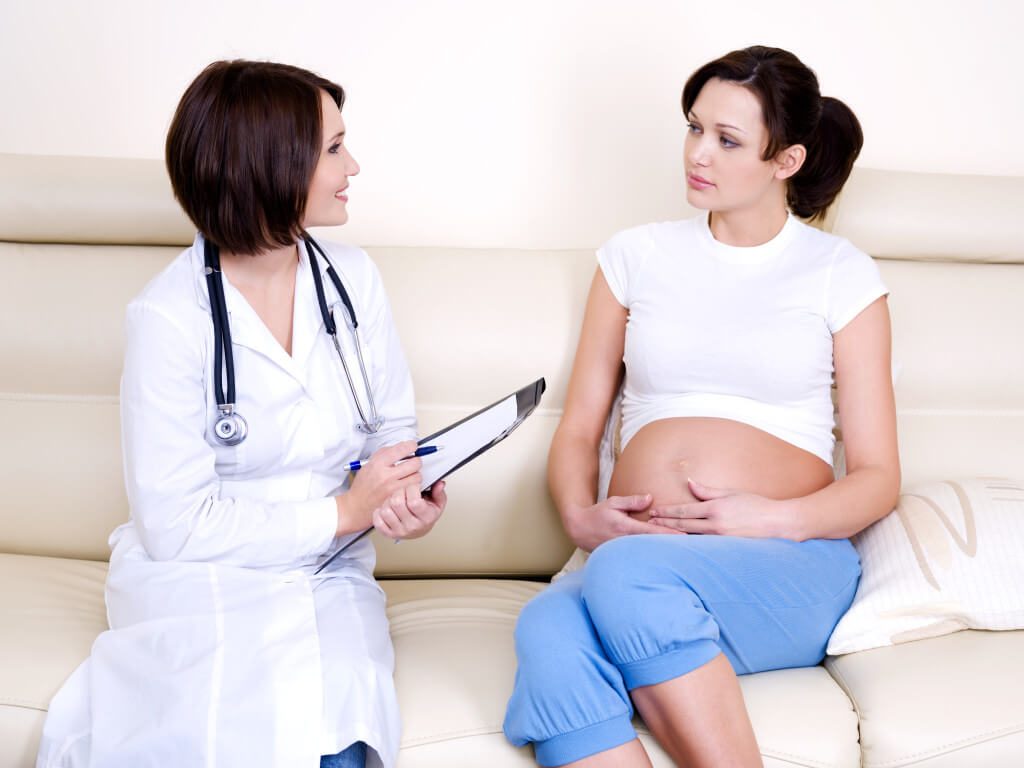 Mẹ bầu nên đến gặp bác sĩ theo lịch khám thai đã hẹn trước