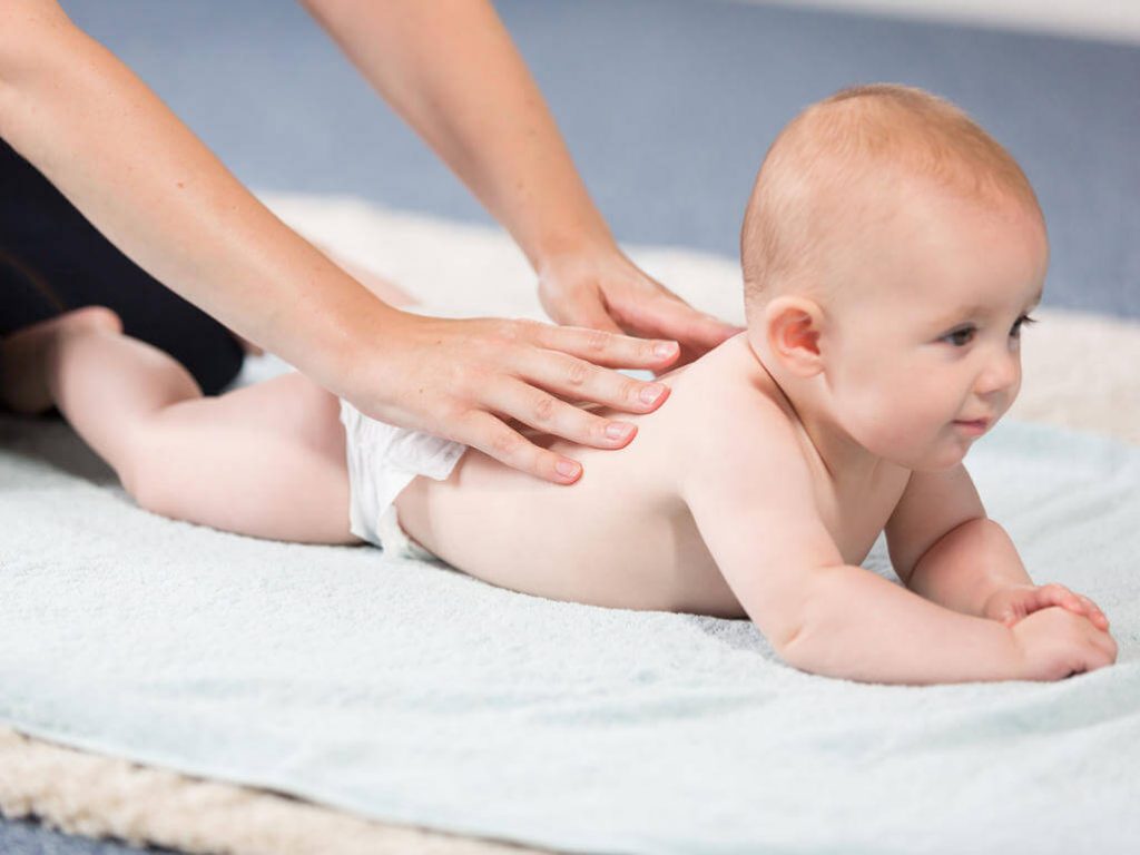 Mẹ áp dụng cách massage lưng cho trẻ sơ sinh