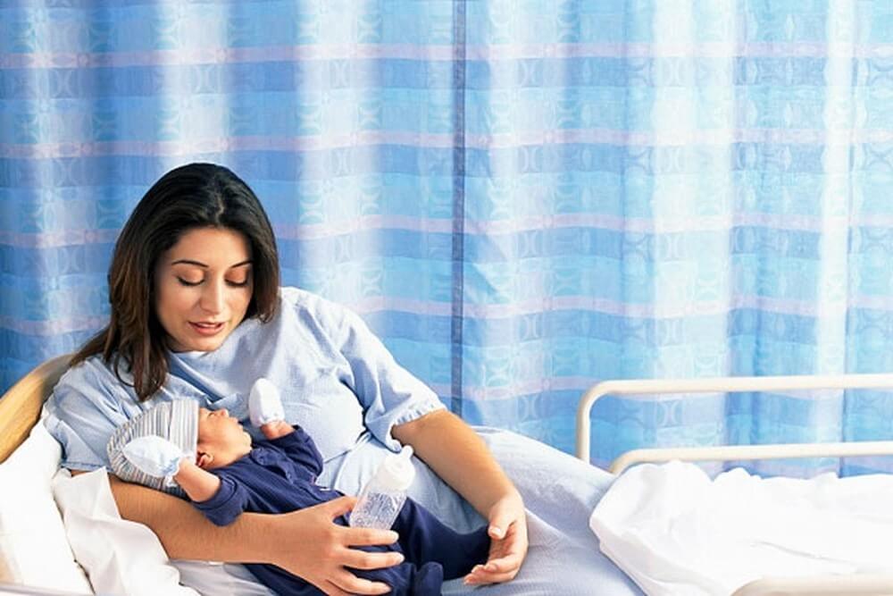 Nằm nghiêng giúp mẹ đỡ đau và hồi phục vết mổ nhanh hơn