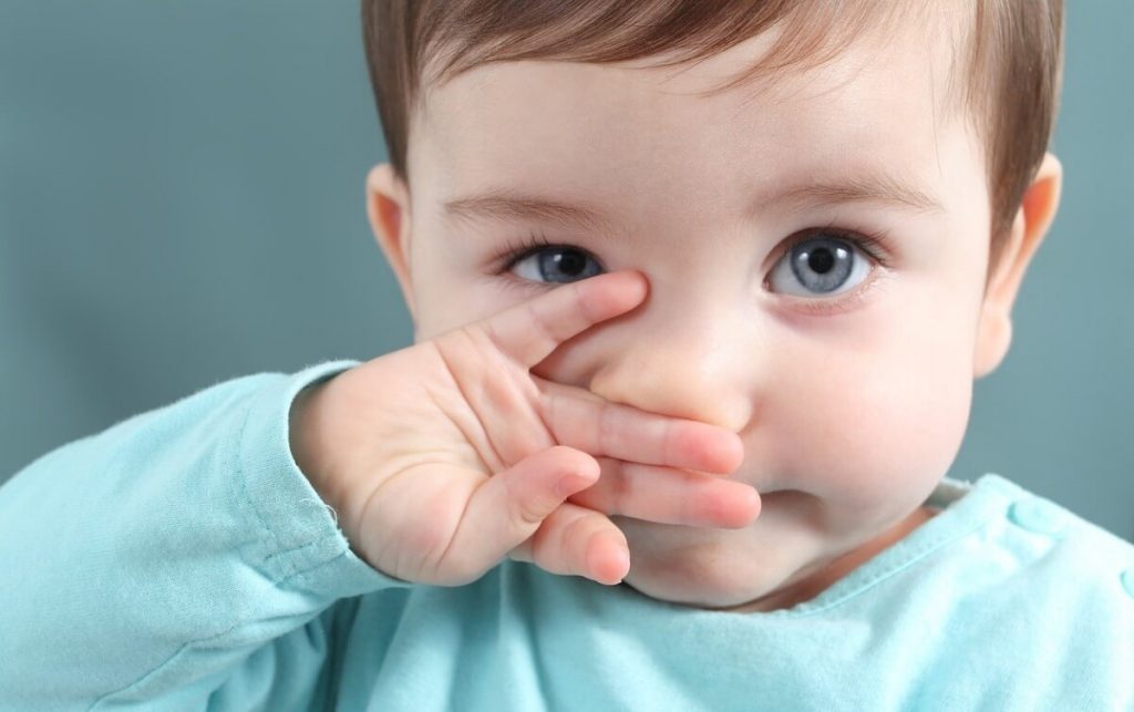 Sổ mũi, ngứa họng, nghẹt mũi và hắt hơi là những dấu hiệu trẻ sơ sinh bị cảm dễ thấy