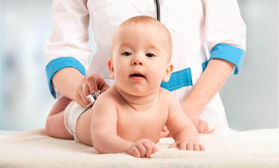 Trẻ sơ sinh bị táo bón lâu ngày cần phải được khám để điều trị sớm