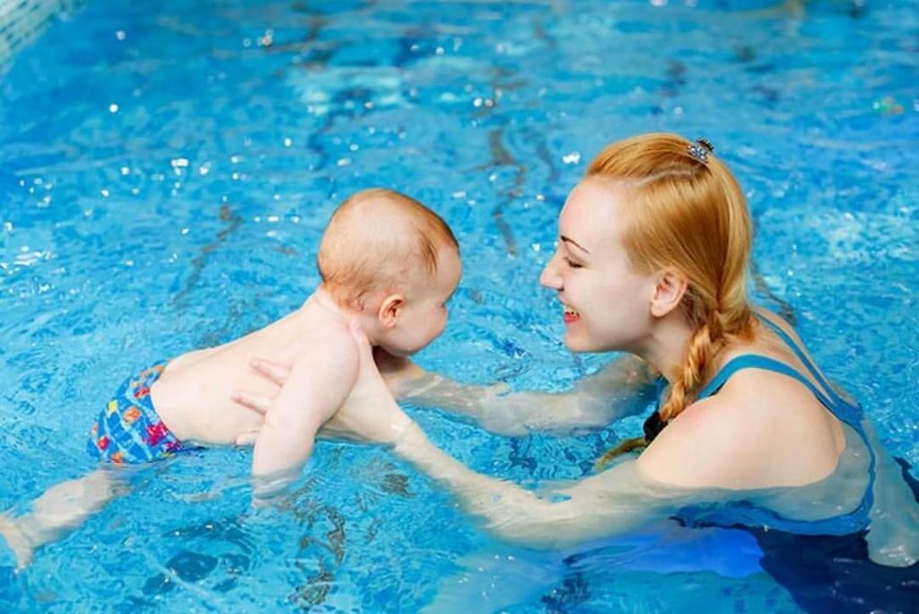 Ba mẹ lưu ý khi cho trẻ đi bơi