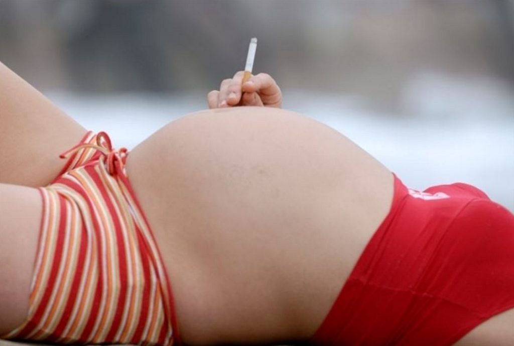 ngửi mùi thuốc lá khi mang thai