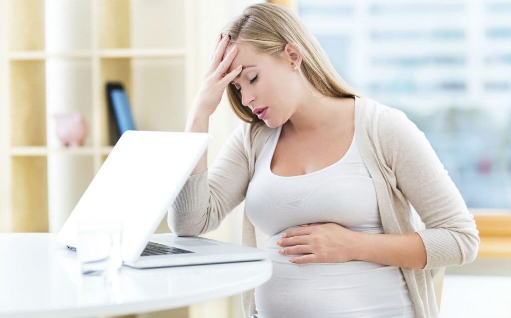 Làm việc nhiều khi mang thai có thể khiến mẹ mệt mỏi